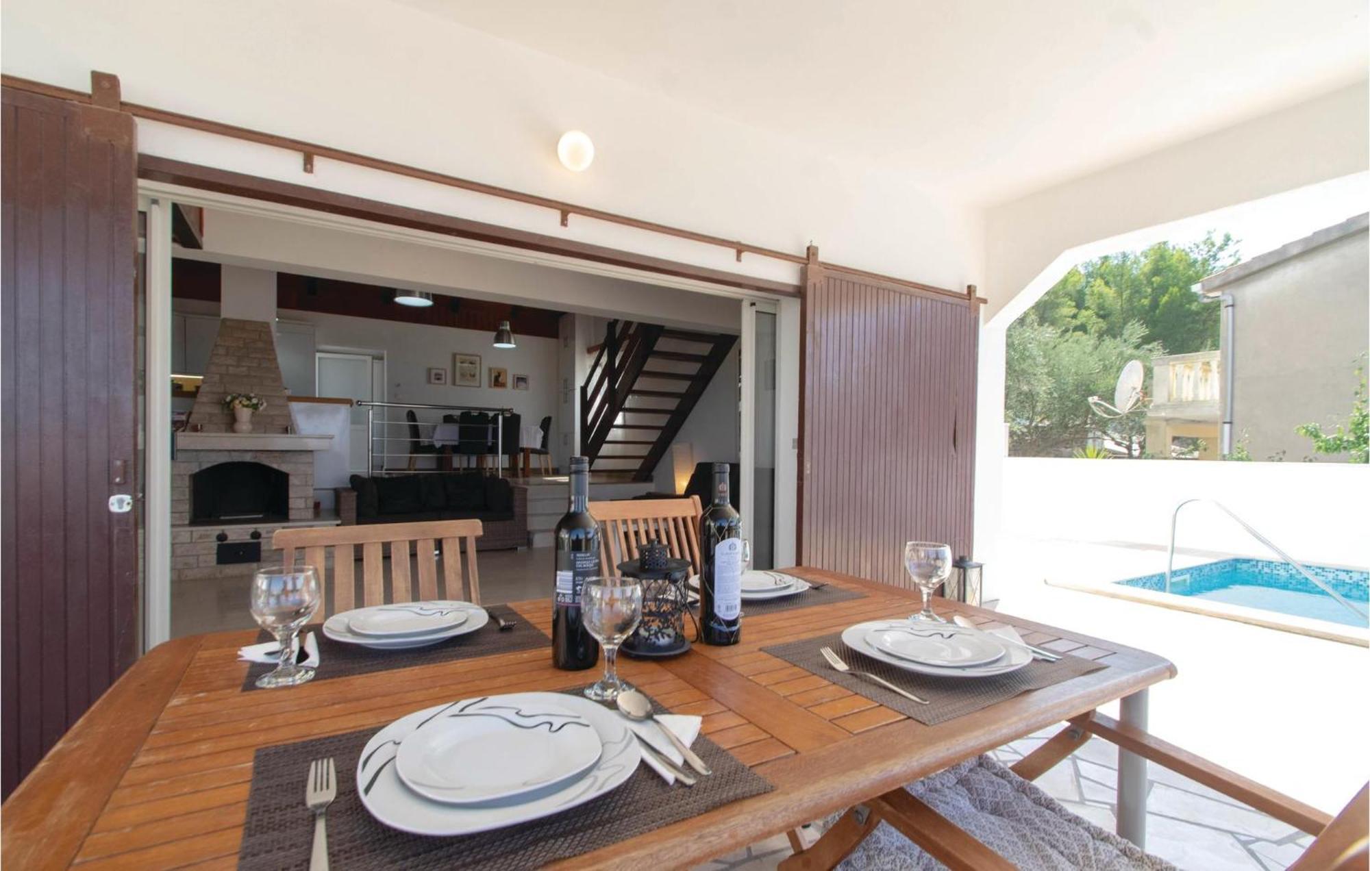 2 Bedroom Nice Home In Prigradica Exterior photo